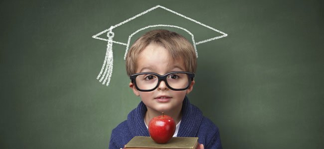 Niño con libros y gorrito escolar