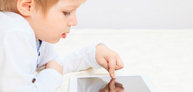 Niño con tablet