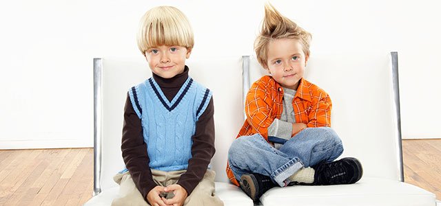 Niños sentados en sillas