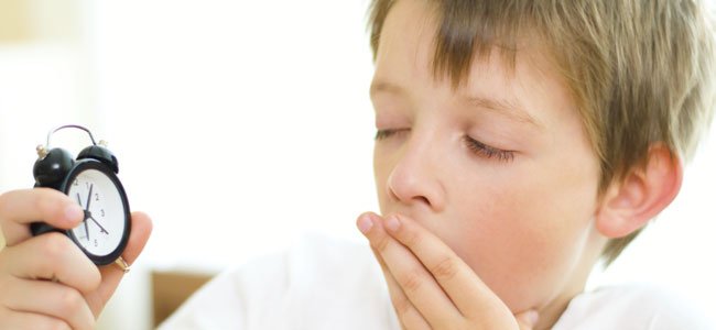 La rutina en los niños Niño bosteza