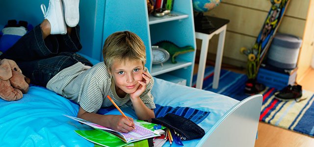 Cómo respetar la individualidad de los niños Niño en su habitación
