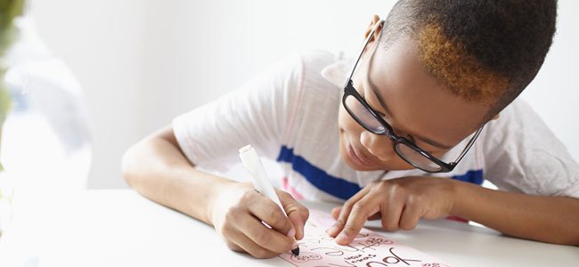 La escritura para mejorar el conmportamiento Niño escribe