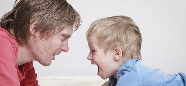 Consejos para padres con niños contestones Niño grita a su padre