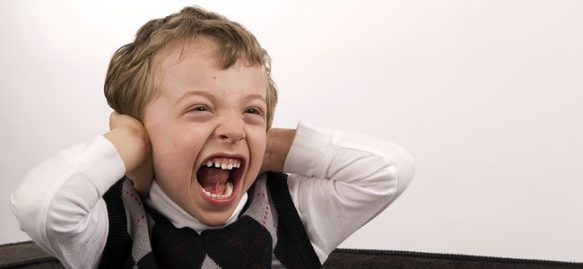 Cómo enseñar a los niños a controlar sus impulsos Niño grita
