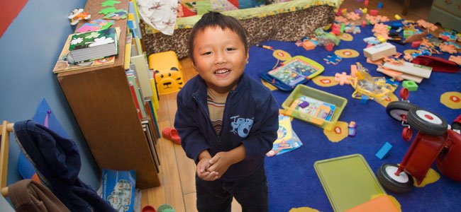 Enseñar al niño a no ser irresponsable Niño con habitación desordenada