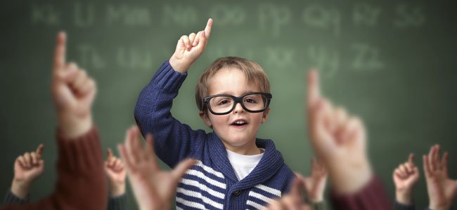 Cómo ayudar al niño a ser asertivo Niño levanta mano en clase