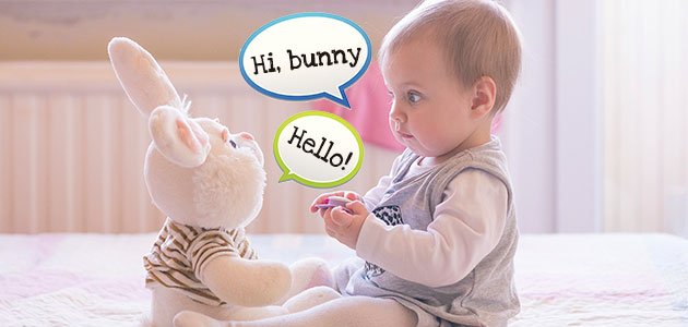 Cómo despertar el interés de los niños por los idiomas Bebé habla con su peluche