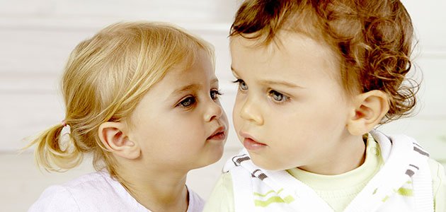 La identidad sexual de los niños Niña da un beso a un niño