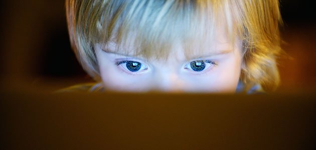 Niño mira internet