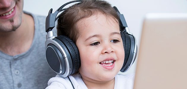 Los filtros parentales en internet niño con padre y un ordenador