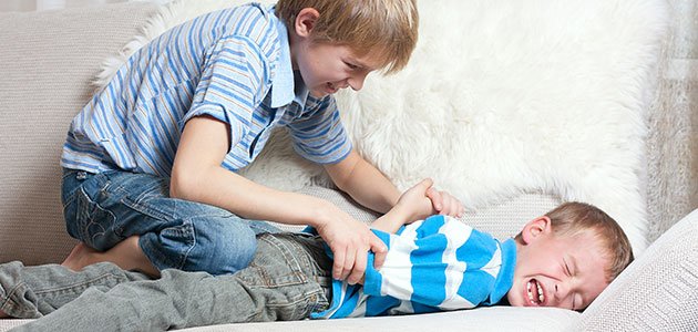 Niño que pega a otro