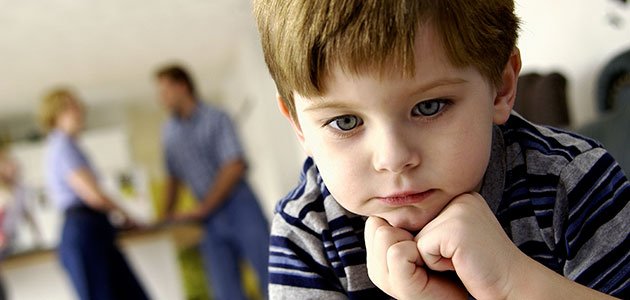 Cómo ayudar a niños con mutismo selectivo Niño pensativo triste