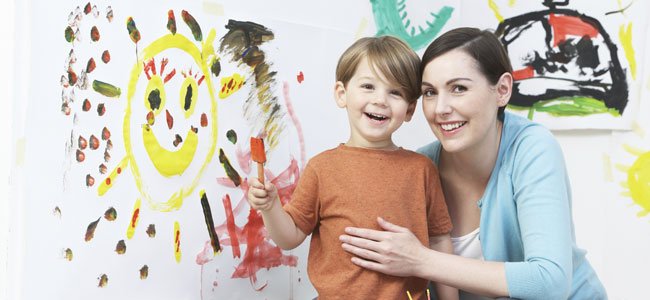 Qué aprenden los niños con 4 años Niño pinta