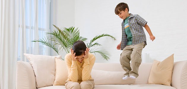 Cómo conseguir que los niños obedezcan a los padres Niño salta en sofá