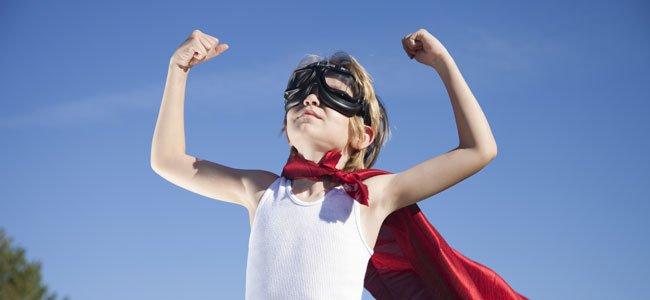 El coraje como valor para los niños Niño superheroe
