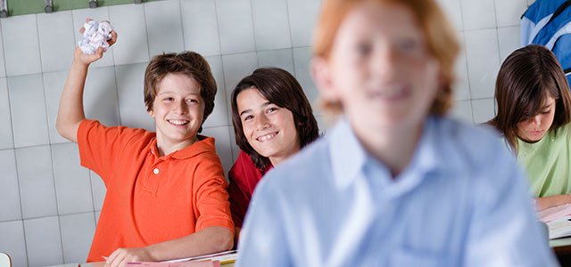 Niño tira bola de papel