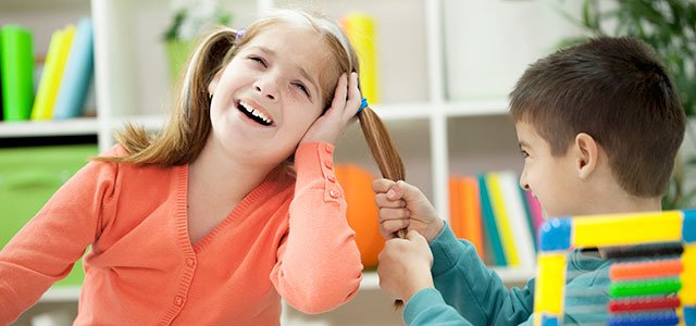 ¿Se debe intervenir en las peleas infantiles? Niño tira de la coleta a niña