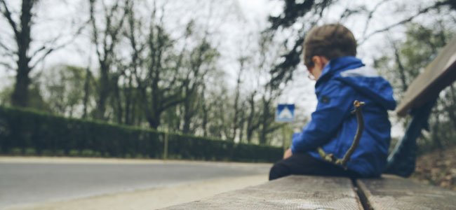 Niño sentado en banco