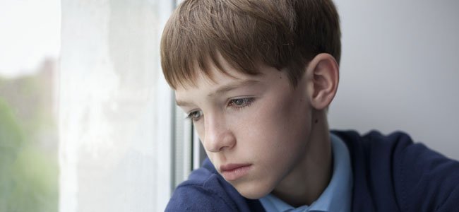 Comunicar una catástrofe a niños de 9 a 12 años Niño triste