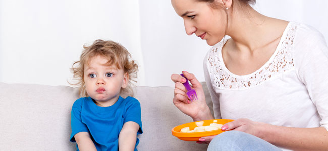 Niños que comen peor con mamá Niños que comen peor con mamá