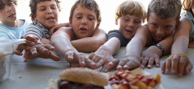 Cómo enseñar al niño a no ser impaciente Niños quieren coger comida