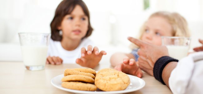Cómo evitar que el niño robe Niños roban galletas