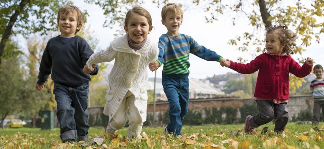 Cómo trabajar las habilidades sociales de los niños Niños corriendo