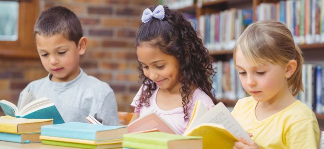 Niños leen