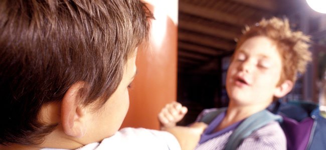 El acoso escolar Niño que acosa a otro