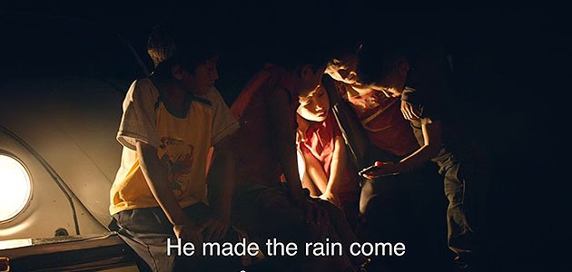 NIños reunidos superhéroes