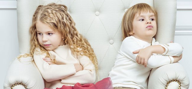 Niños rencorosos en sofá