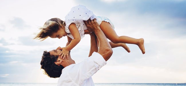 Pensamientos de Bernabé Tierno para los niños Padre alza a niña