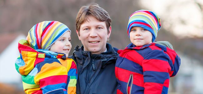 Consecuencias de la hipercrianza en los niños Padre con hijos