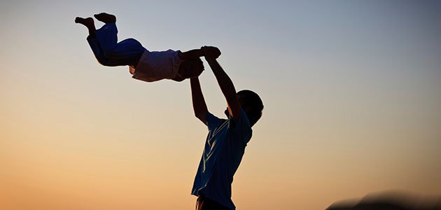 Los malos ejemplos de los padres Padre hace volar a su hijo