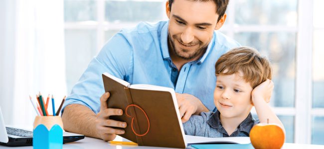 Contra el fracaso escolar, más ayuda de los padres Padre hace deberes con hijo