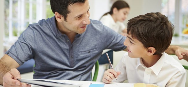 Pare estudia con hijo