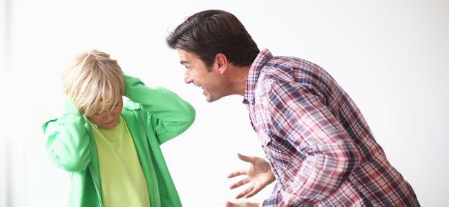 Padre grita niño