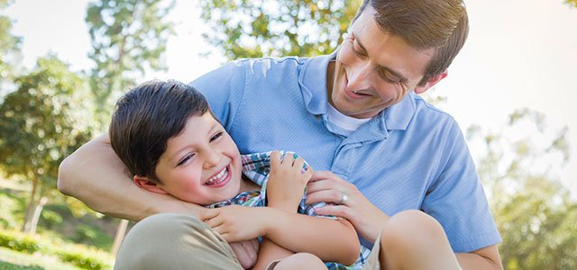 Utiliza la música para fortalecer el vínculo con tus hijos Padre hace cosquillas a su hijo