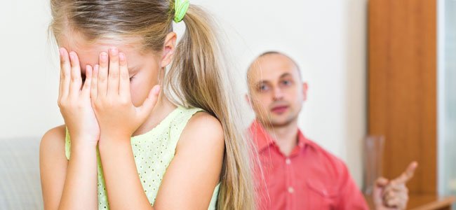 El miedo de los niños a las regañinas de los padres Padre regaña niña