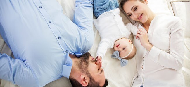 Padres con bebé en cama