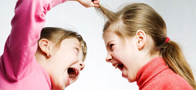 Qué pueden hacer los padres cuando los hijos se pelean Madre alterada ante peleas infantiles