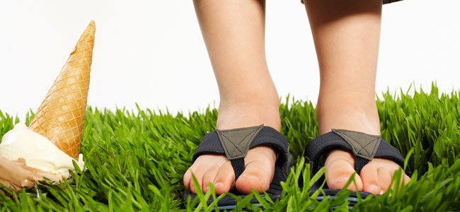 Niño con helado caído