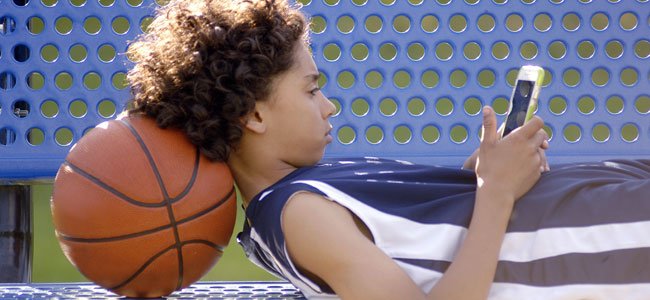 Niño tumbado en banco