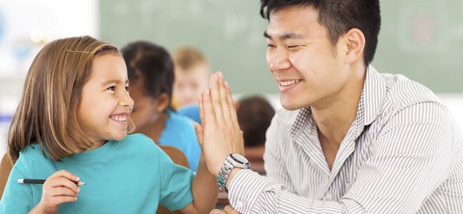Profesor con niña