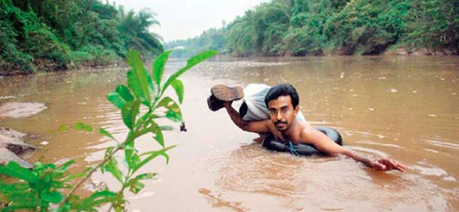 El maestro que cruza un río a diario para dar clase