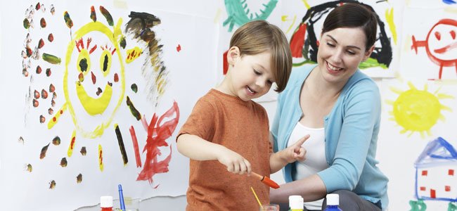 Profesores y padres pueden mejorar el rendimiento escolar del niño Niño pinta