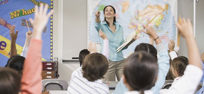 Los profesores de hoy y sus problemas Profesora con niños