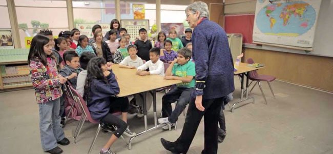 5 palabras de una profesora que cambian la vida de sus alumnos Profesora Reifler con alumnos