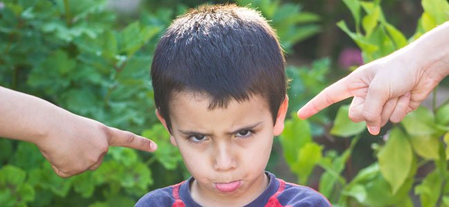 Cómo eliminar conductas desobedientes en los niños Niño desobediente