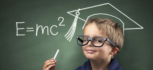 Niño con tiza en la pizarra